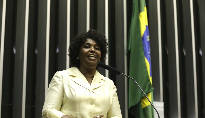 Benedita defende novo pacto democrático com liberdade para Lula