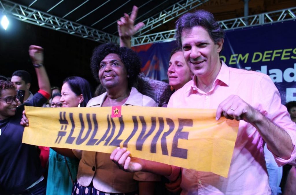 Em noite de luta no Rio de Janeiro, Haddad se uniu ao povo na Cinelândia contra os cortes na Educação
